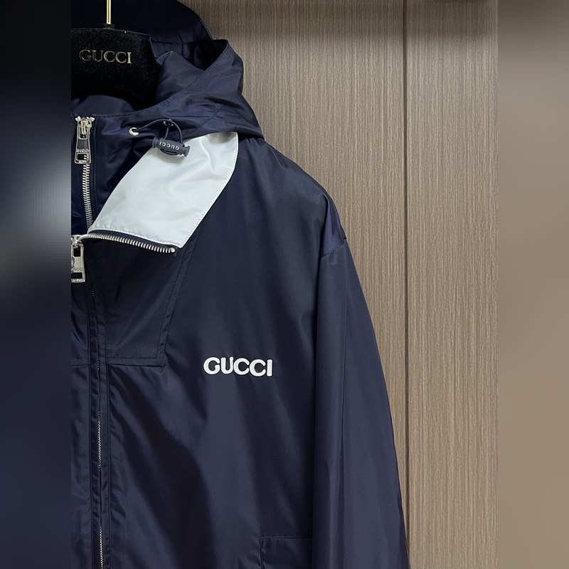 Gucci飾貼飾斜紋尼龍夾克z，選用100 錦綸纖維緊密編織而成的藍色密織斜紋尼