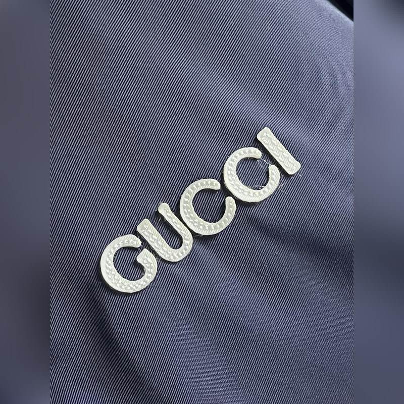 Gucci飾貼飾斜紋尼龍夾克z，選用100 錦綸纖維緊密編織而成的藍色密織斜紋尼