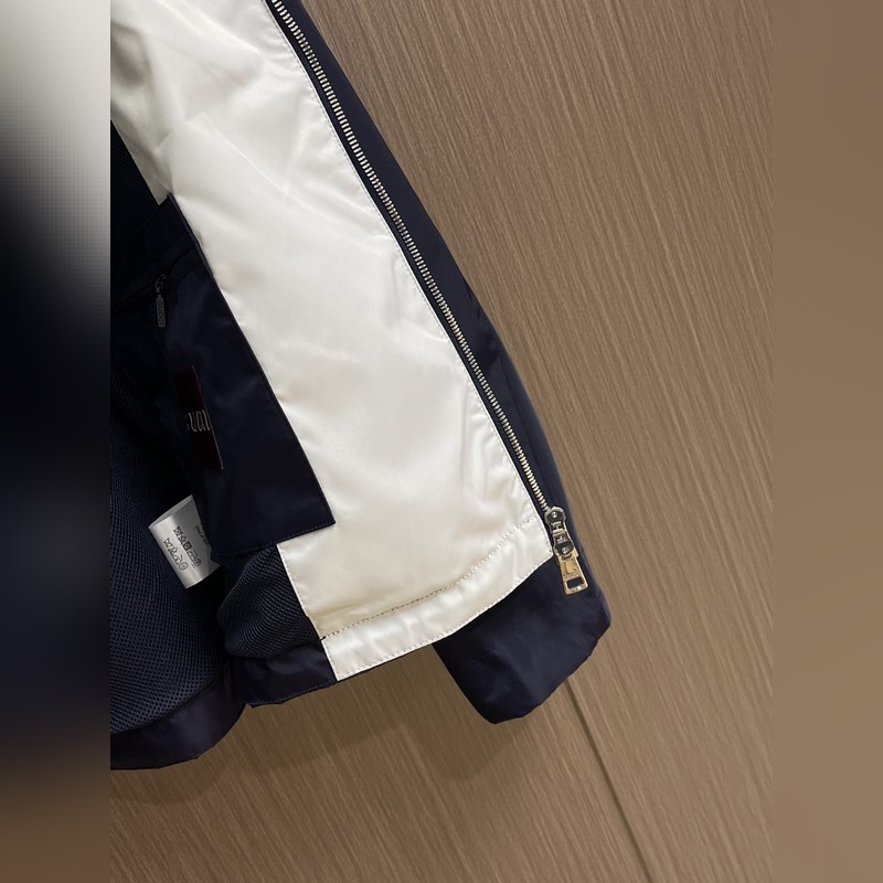 Gucci飾貼飾斜紋尼龍夾克z，選用100 錦綸纖維緊密編織而成的藍色密織斜紋尼