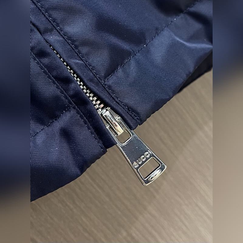 Gucci飾貼飾斜紋尼龍夾克z，選用100 錦綸纖維緊密編織而成的藍色密織斜紋尼