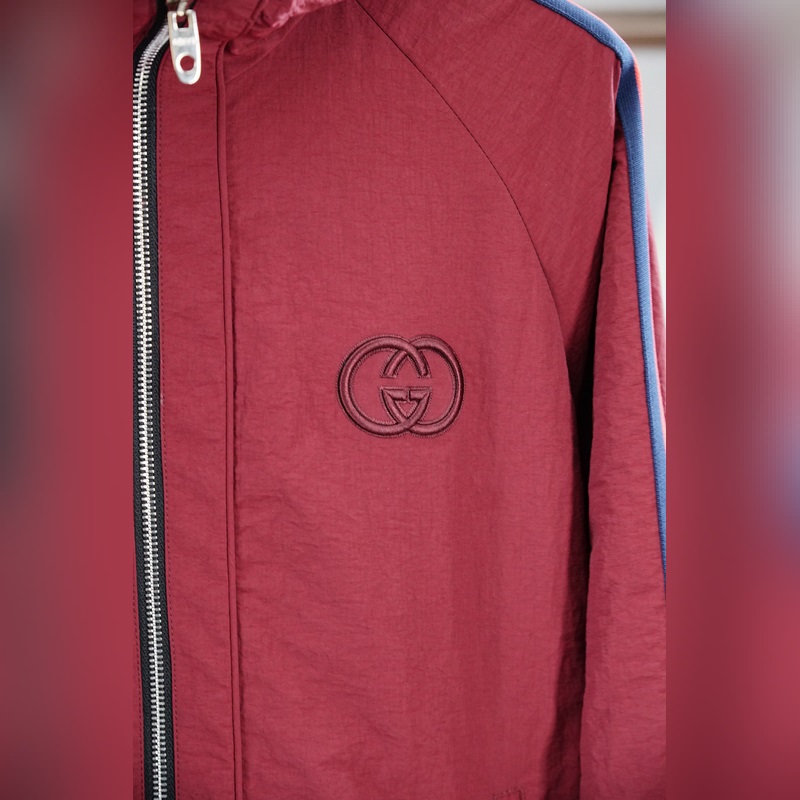 Gucci古奇-2026SS早秋新品 連帽夾克。客供五金裝飾輔料，面料采用了雙層