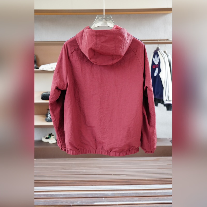 Gucci古奇-2026SS早秋新品 連帽夾克。客供五金裝飾輔料，面料采用了雙層