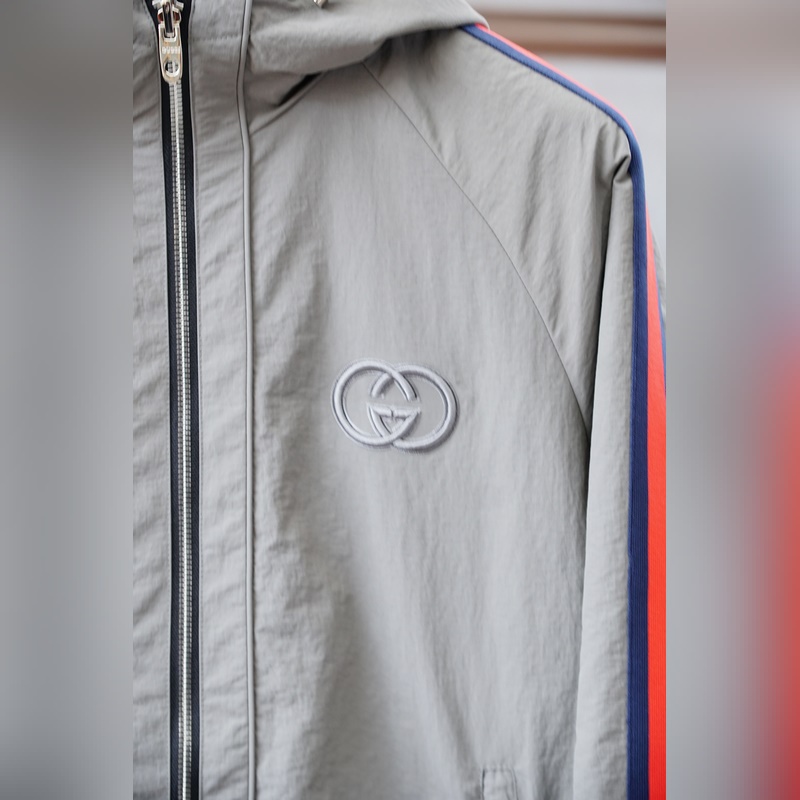 Gucci古奇-2026SS早秋新品 連帽夾克。客供五金裝飾輔料，面料采用了雙層