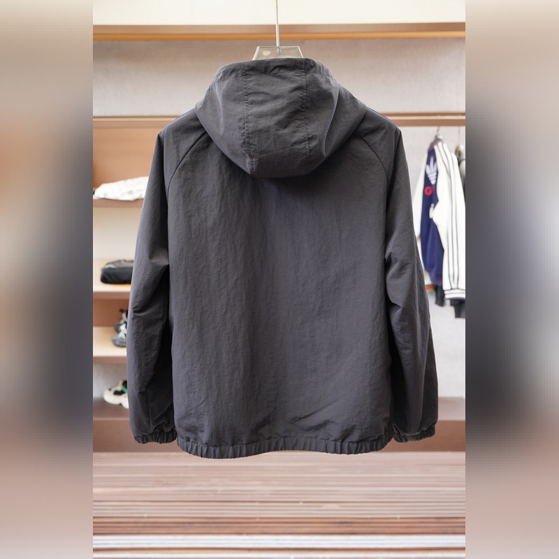 Gucci古奇-2026SS早秋新品 連帽夾克。客供五金裝飾輔料，面料采用了雙層
