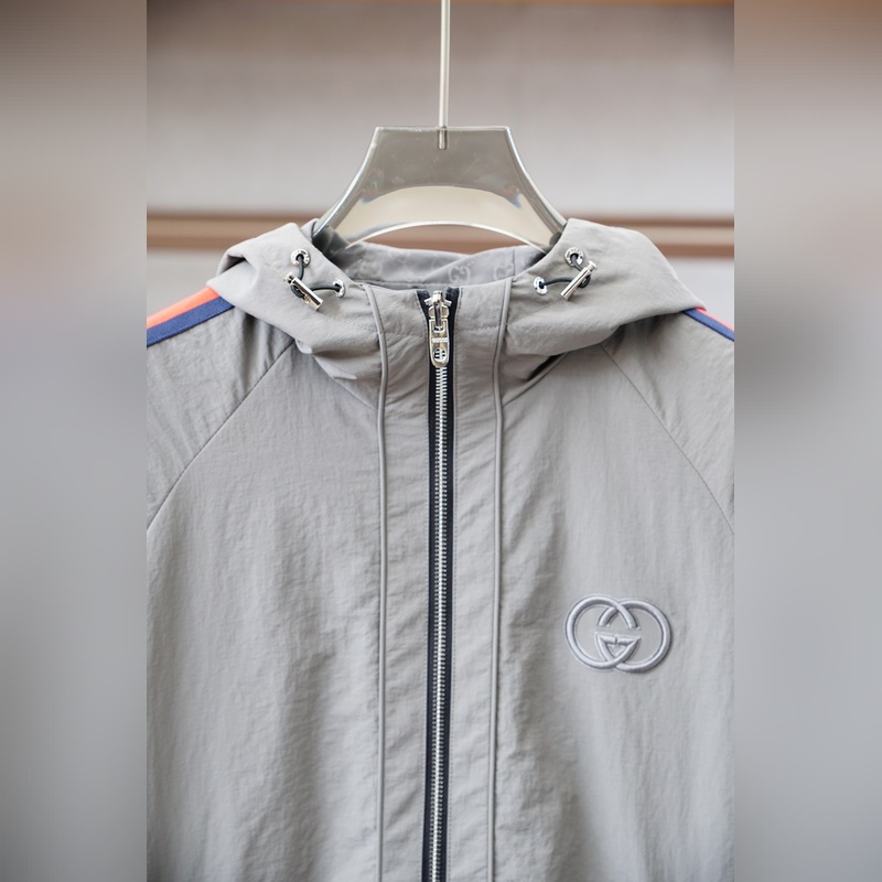 Gucci古奇-2026SS早秋新品 連帽夾克。客供五金裝飾輔料，面料采用了雙層