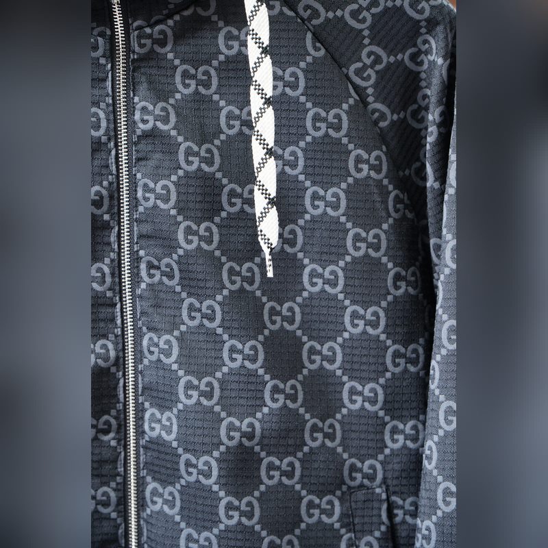 Gucci古奇-2026SS早秋新品 暗紋提花連帽夾克。客供五金裝飾輔料，面料采