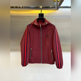 Gucci古馳、2026秋冬新品Gucci雙面穿夾克，以酒紅色GG印花面料演繹品