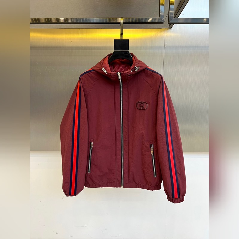 Gucci古馳、2026秋冬新品Gucci雙面穿夾克，以酒紅色GG印花面料演繹品