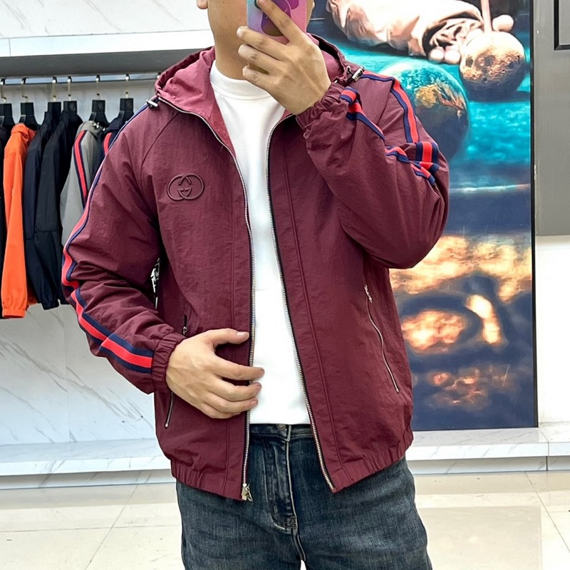 Gucci古馳、2026秋冬新品Gucci雙面穿夾克，以酒紅色GG印花面料演繹品