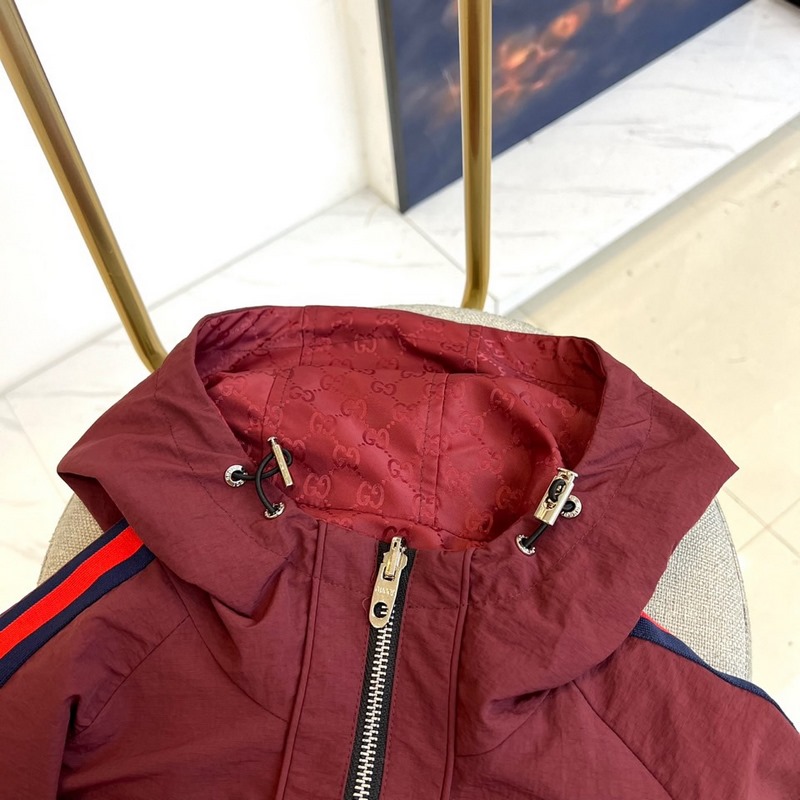 Gucci古馳、2026秋冬新品Gucci雙面穿夾克，以酒紅色GG印花面料演繹品