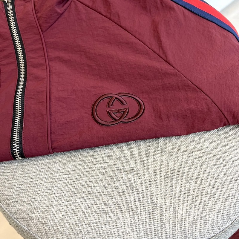 Gucci古馳、2026秋冬新品Gucci雙面穿夾克，以酒紅色GG印花面料演繹品