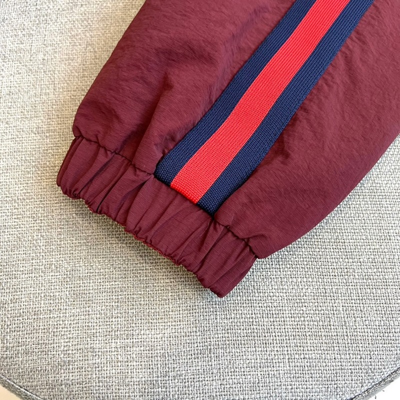 Gucci古馳、2026秋冬新品Gucci雙面穿夾克，以酒紅色GG印花面料演繹品