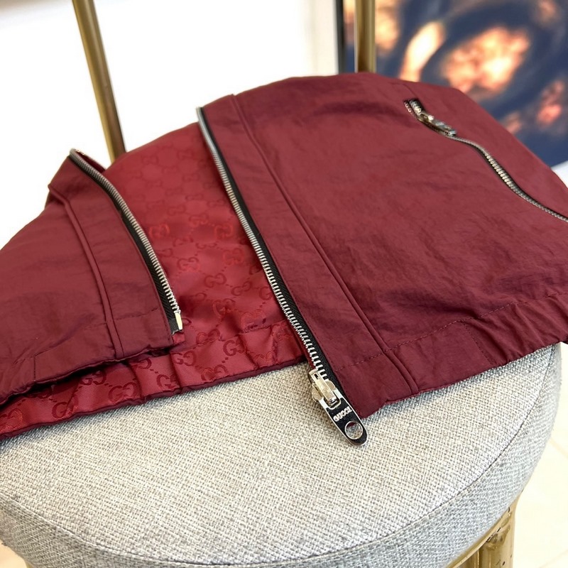Gucci古馳、2026秋冬新品Gucci雙面穿夾克，以酒紅色GG印花面料演繹品