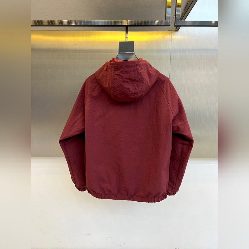 Gucci古馳、2026秋冬新品Gucci雙面穿夾克，以酒紅色GG印花面料演繹品