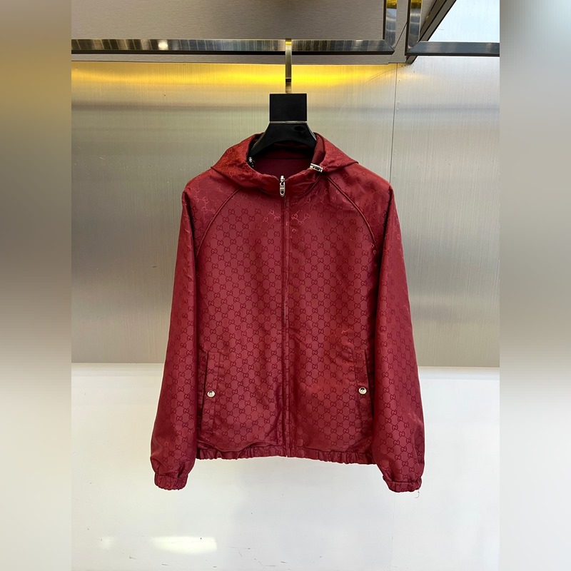 Gucci古馳、2026秋冬新品Gucci雙面穿夾克，以酒紅色GG印花面料演繹品