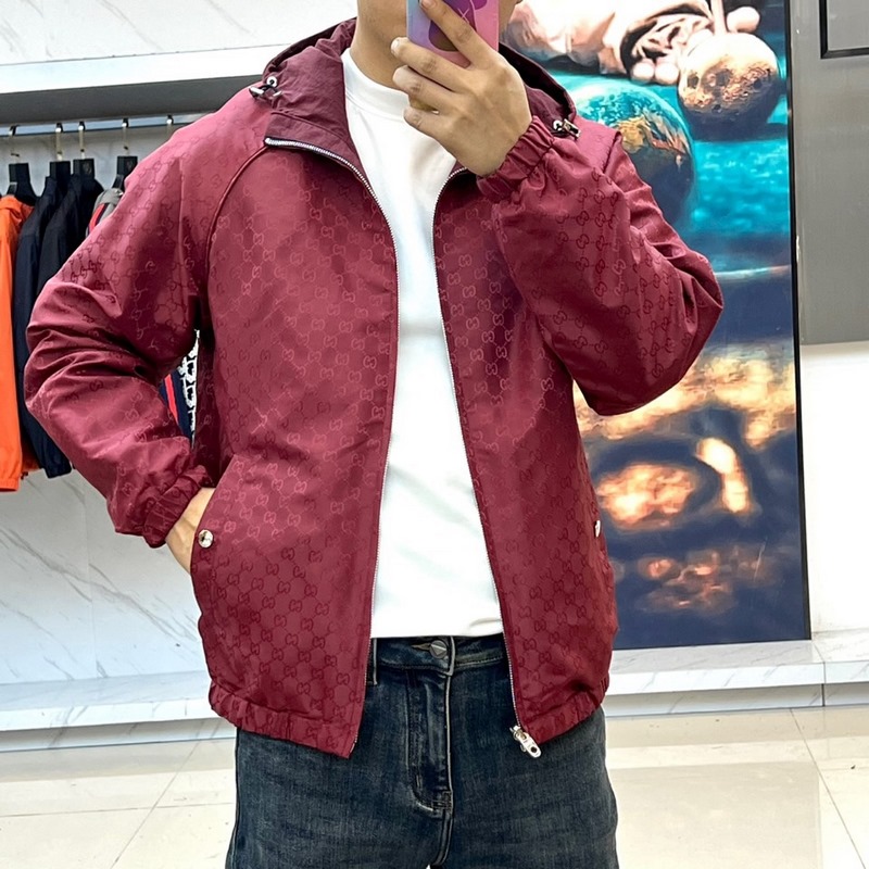Gucci古馳、2026秋冬新品Gucci雙面穿夾克，以酒紅色GG印花面料演繹品