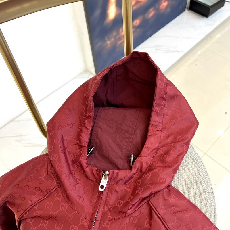 Gucci古馳、2026秋冬新品Gucci雙面穿夾克，以酒紅色GG印花面料演繹品