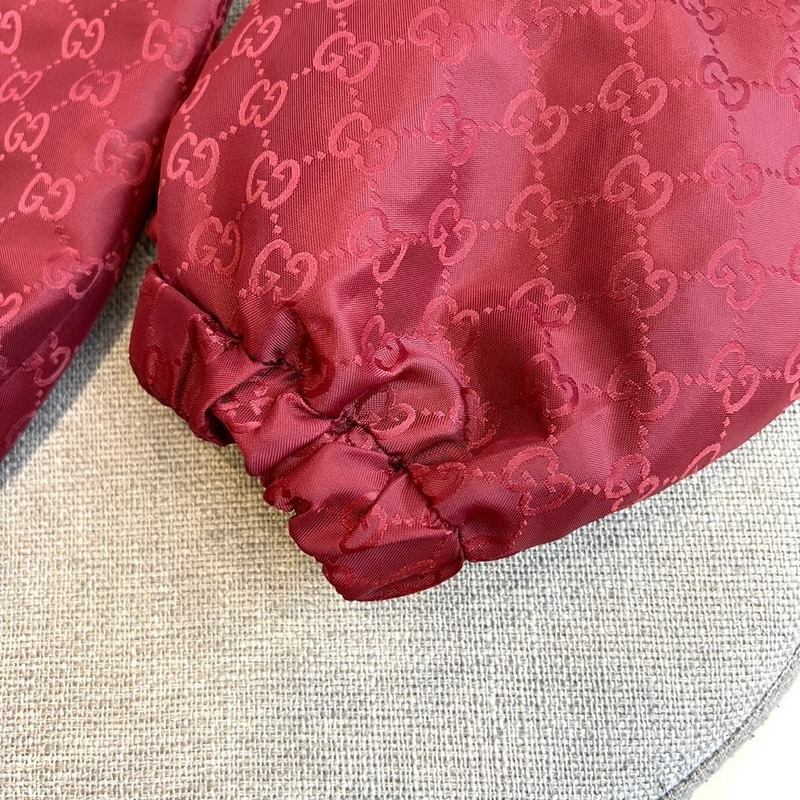 Gucci古馳、2026秋冬新品Gucci雙面穿夾克，以酒紅色GG印花面料演繹品