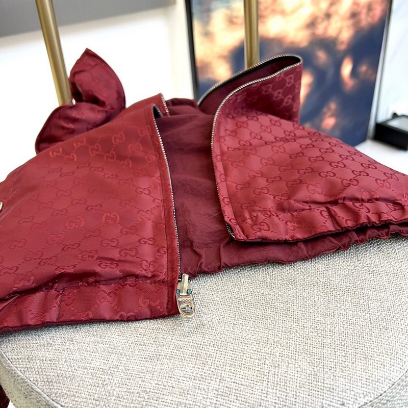 Gucci古馳、2026秋冬新品Gucci雙面穿夾克，以酒紅色GG印花面料演繹品