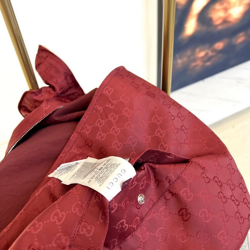 Gucci古馳、2026秋冬新品Gucci雙面穿夾克，以酒紅色GG印花面料演繹品