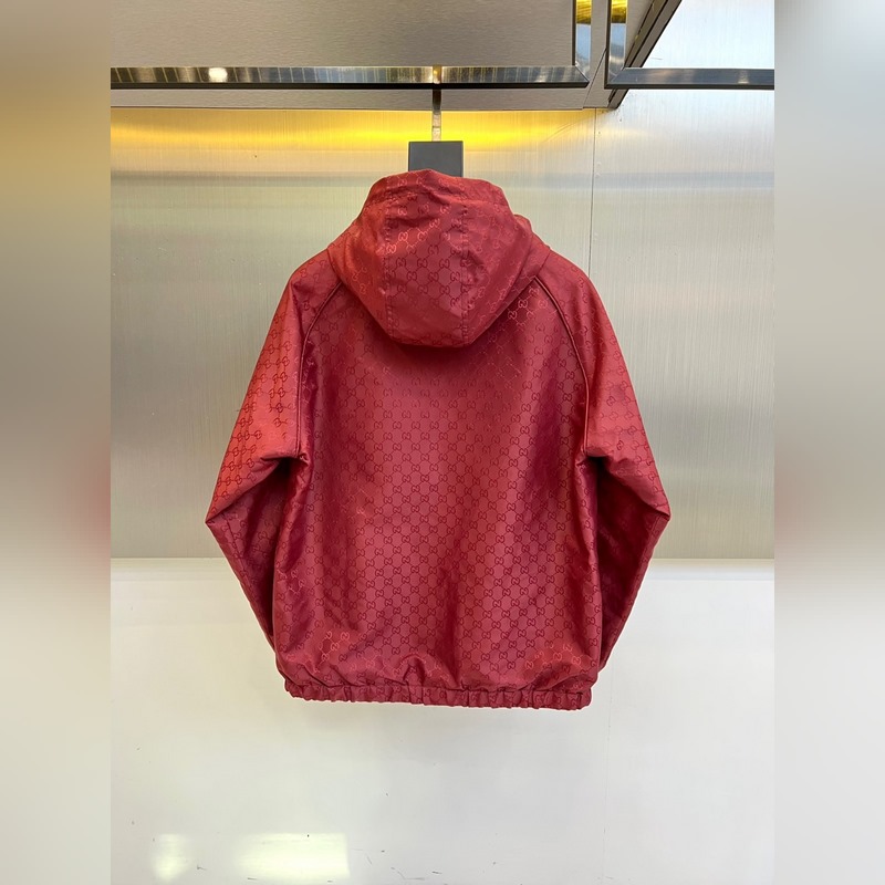 Gucci古馳、2026秋冬新品Gucci雙面穿夾克，以酒紅色GG印花面料演繹品