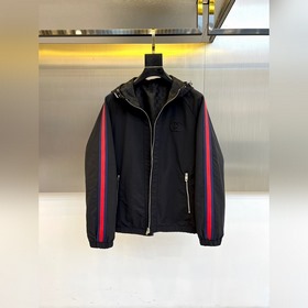 Gucci古馳、2026秋冬新品Gucci雙面穿夾克，以酒紅色GG印花面料演繹品