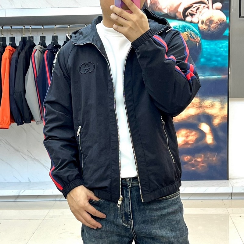 Gucci古馳、2026秋冬新品Gucci雙面穿夾克，以酒紅色GG印花面料演繹品