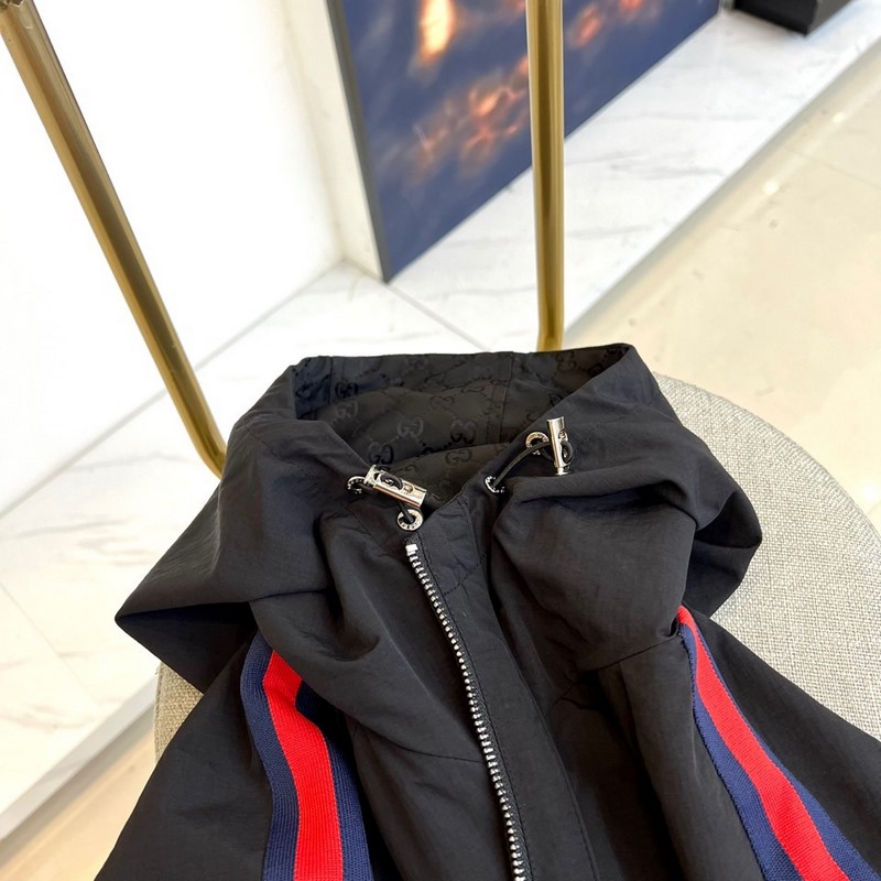 Gucci古馳、2026秋冬新品Gucci雙面穿夾克，以酒紅色GG印花面料演繹品