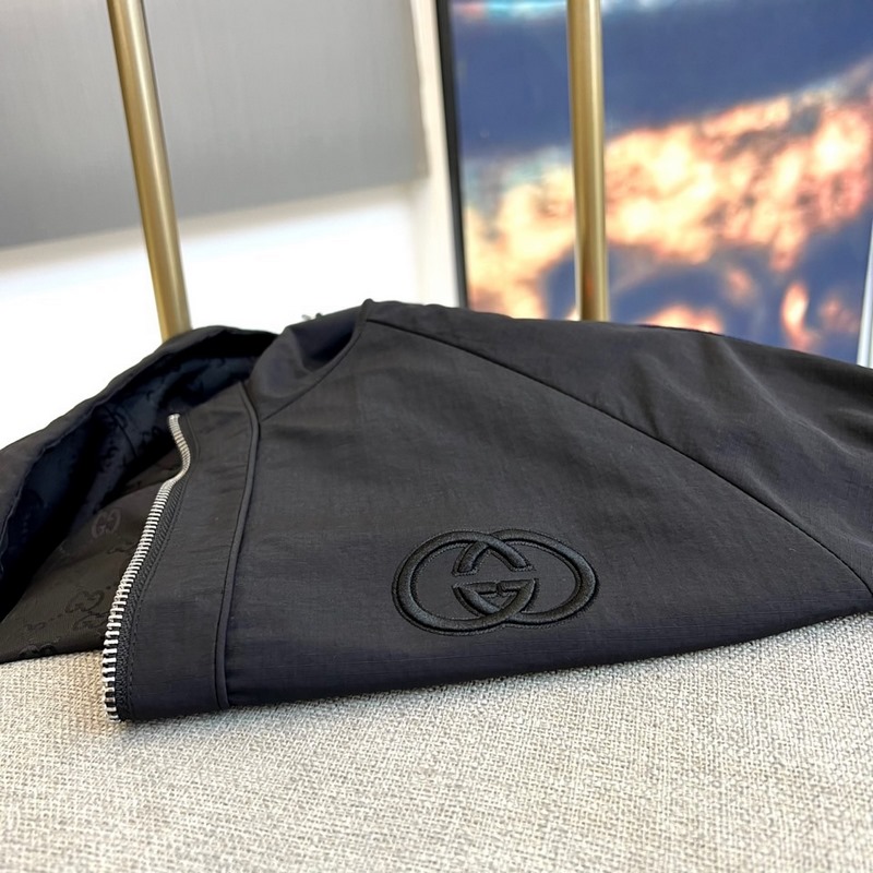 Gucci古馳、2026秋冬新品Gucci雙面穿夾克，以酒紅色GG印花面料演繹品