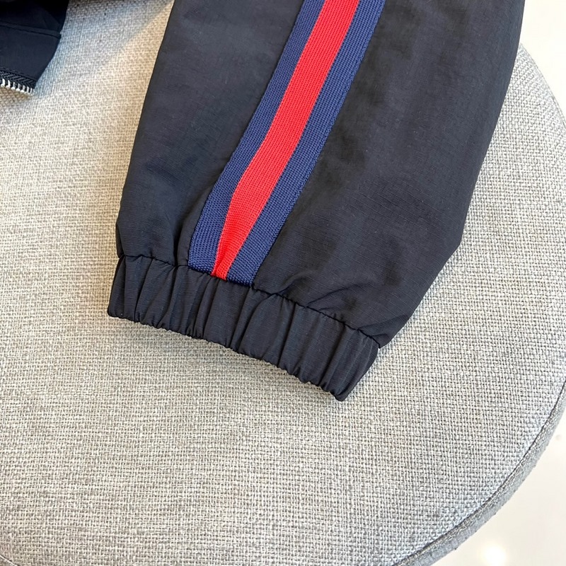 Gucci古馳、2026秋冬新品Gucci雙面穿夾克，以酒紅色GG印花面料演繹品