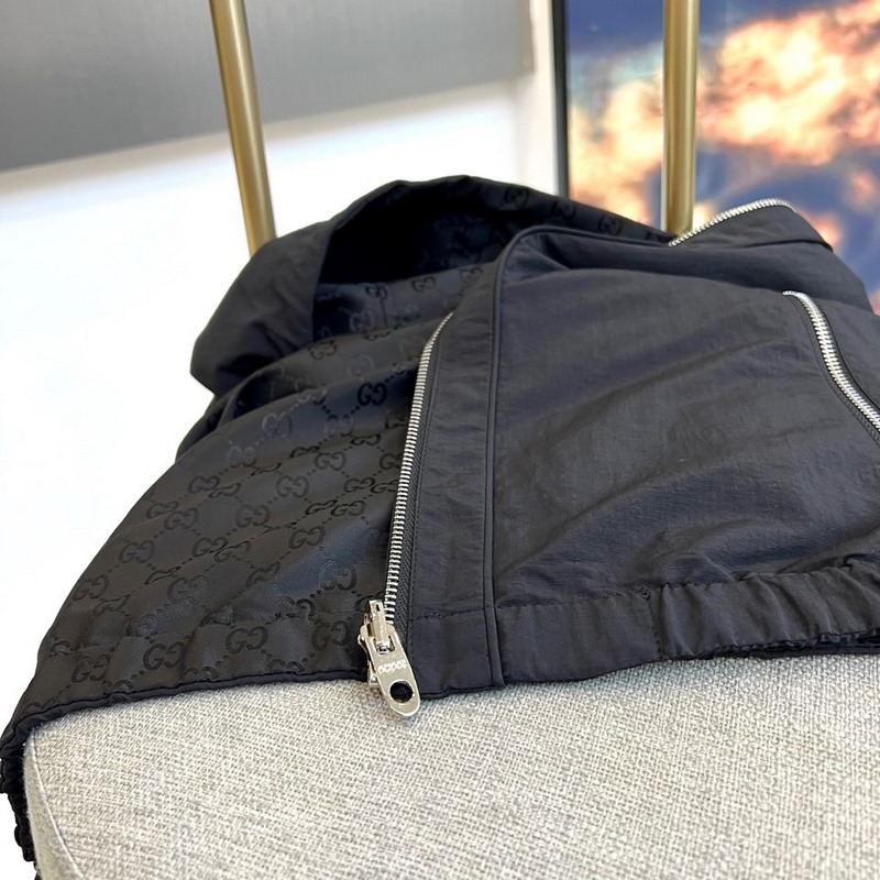 Gucci古馳、2026秋冬新品Gucci雙面穿夾克，以酒紅色GG印花面料演繹品