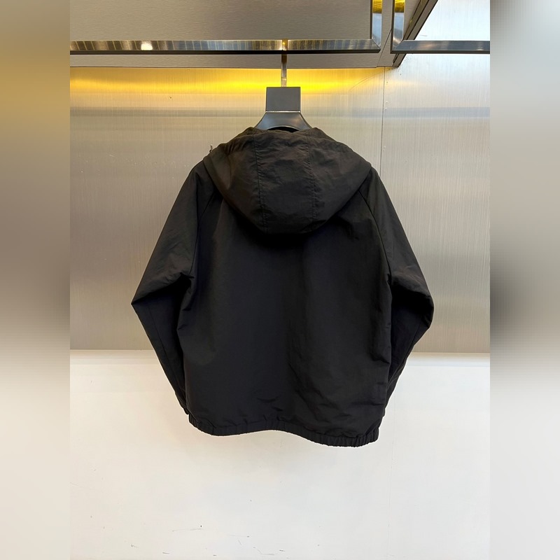 Gucci古馳、2026秋冬新品Gucci雙面穿夾克，以酒紅色GG印花面料演繹品