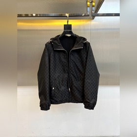 Gucci古馳、2026秋冬新品Gucci雙面穿夾克，以酒紅色GG印花面料演繹品