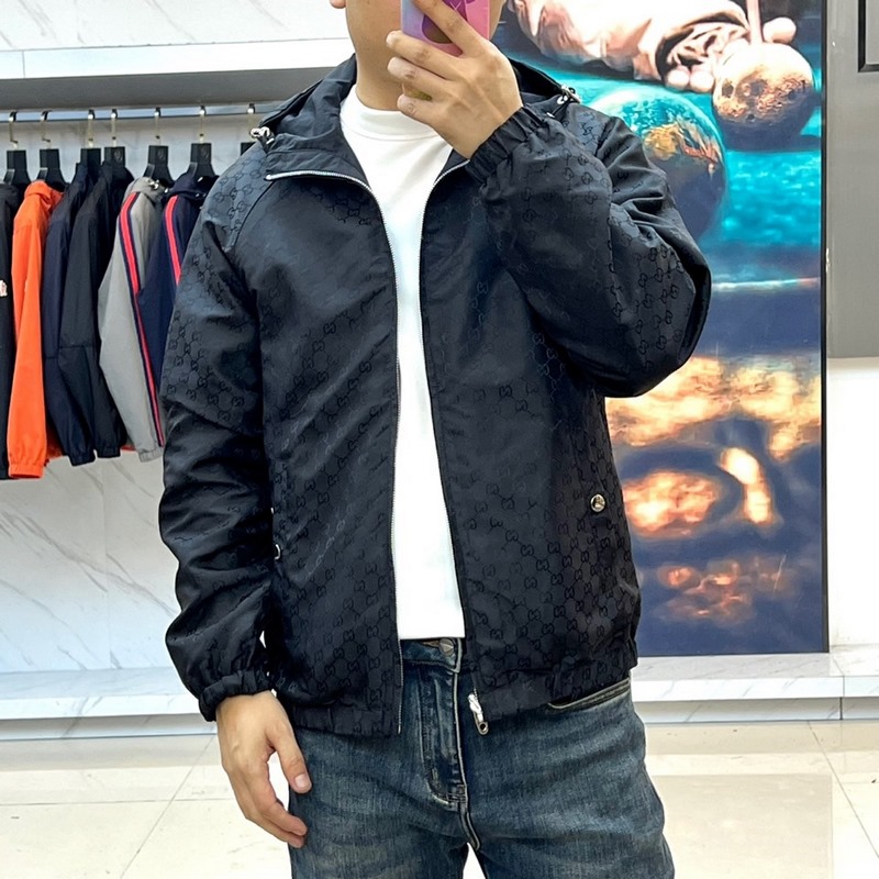 Gucci古馳、2026秋冬新品Gucci雙面穿夾克，以酒紅色GG印花面料演繹品