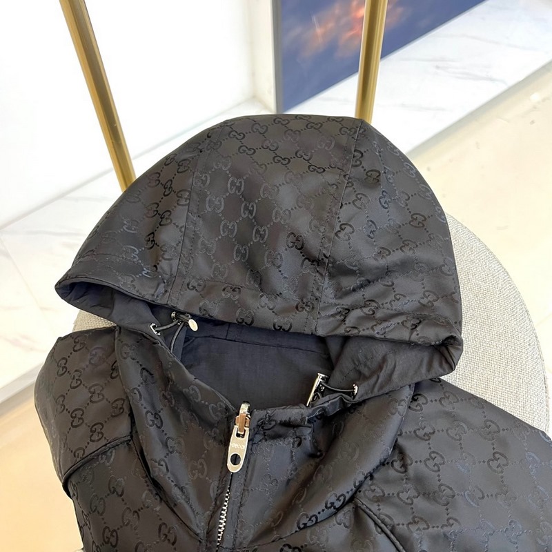 Gucci古馳、2026秋冬新品Gucci雙面穿夾克，以酒紅色GG印花面料演繹品