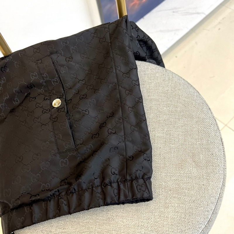 Gucci古馳、2026秋冬新品Gucci雙面穿夾克，以酒紅色GG印花面料演繹品