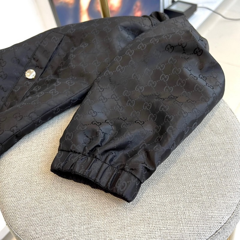 Gucci古馳、2026秋冬新品Gucci雙面穿夾克，以酒紅色GG印花面料演繹品