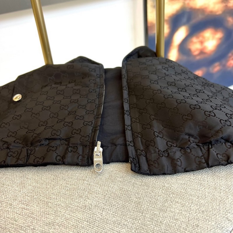 Gucci古馳、2026秋冬新品Gucci雙面穿夾克，以酒紅色GG印花面料演繹品