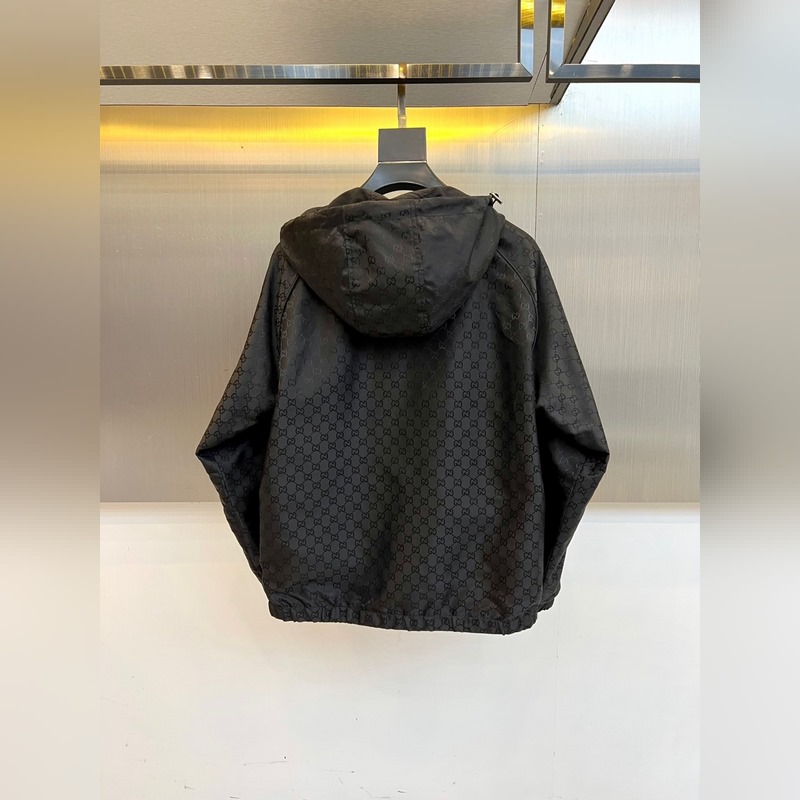 Gucci古馳、2026秋冬新品Gucci雙面穿夾克，以酒紅色GG印花面料演繹品