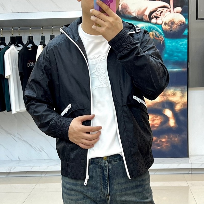 Gucci古馳、25秋冬系列GG尼龍?zhí)峄ɡ€夾克外套，定制尼龍緞面材質(zhì)，連帽抽繩