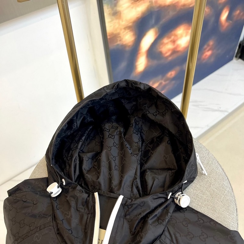 Gucci古馳、25秋冬系列GG尼龍?zhí)峄ɡ€夾克外套，定制尼龍緞面材質(zhì)，連帽抽繩