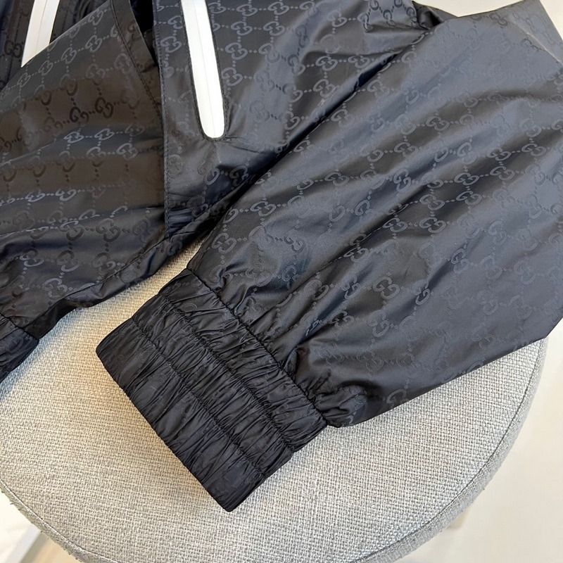 Gucci古馳、25秋冬系列GG尼龍?zhí)峄ɡ€夾克外套，定制尼龍緞面材質(zhì)，連帽抽繩