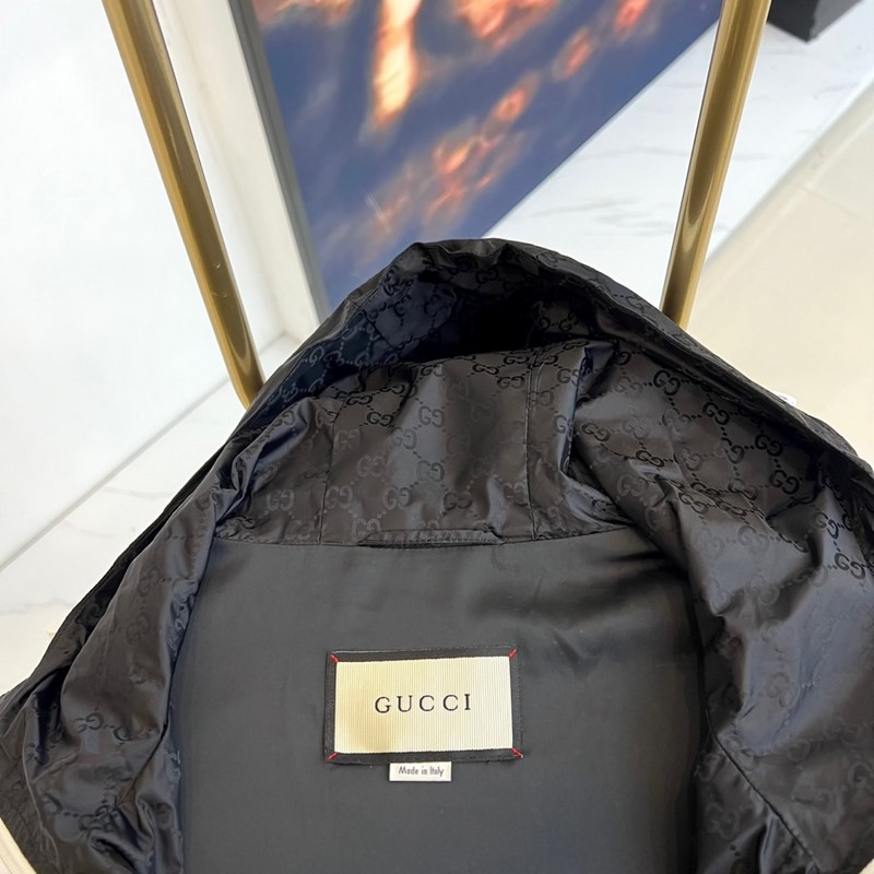 Gucci古馳、25秋冬系列GG尼龍?zhí)峄ɡ€夾克外套，定制尼龍緞面材質(zhì)，連帽抽繩
