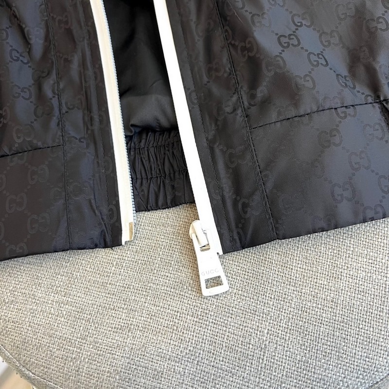 Gucci古馳、25秋冬系列GG尼龍?zhí)峄ɡ€夾克外套，定制尼龍緞面材質(zhì)，連帽抽繩