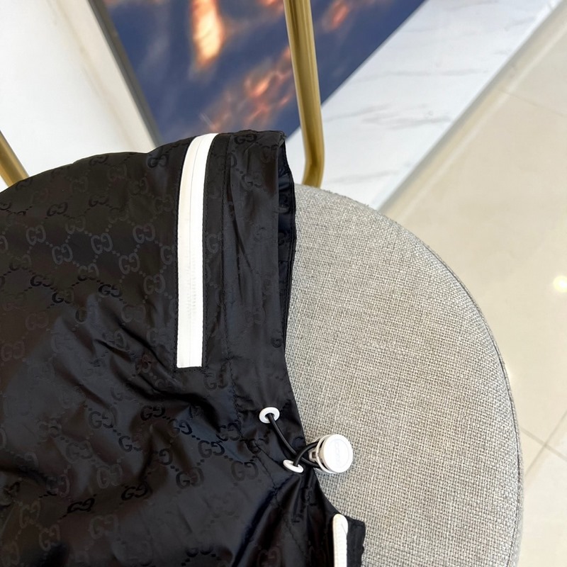 Gucci古馳、25秋冬系列GG尼龍?zhí)峄ɡ€夾克外套，定制尼龍緞面材質(zhì)，連帽抽繩