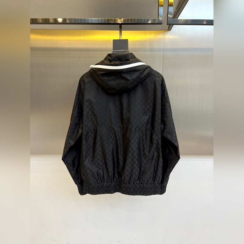 Gucci古馳、25秋冬系列GG尼龍?zhí)峄ɡ€夾克外套，定制尼龍緞面材質(zhì)，連帽抽繩