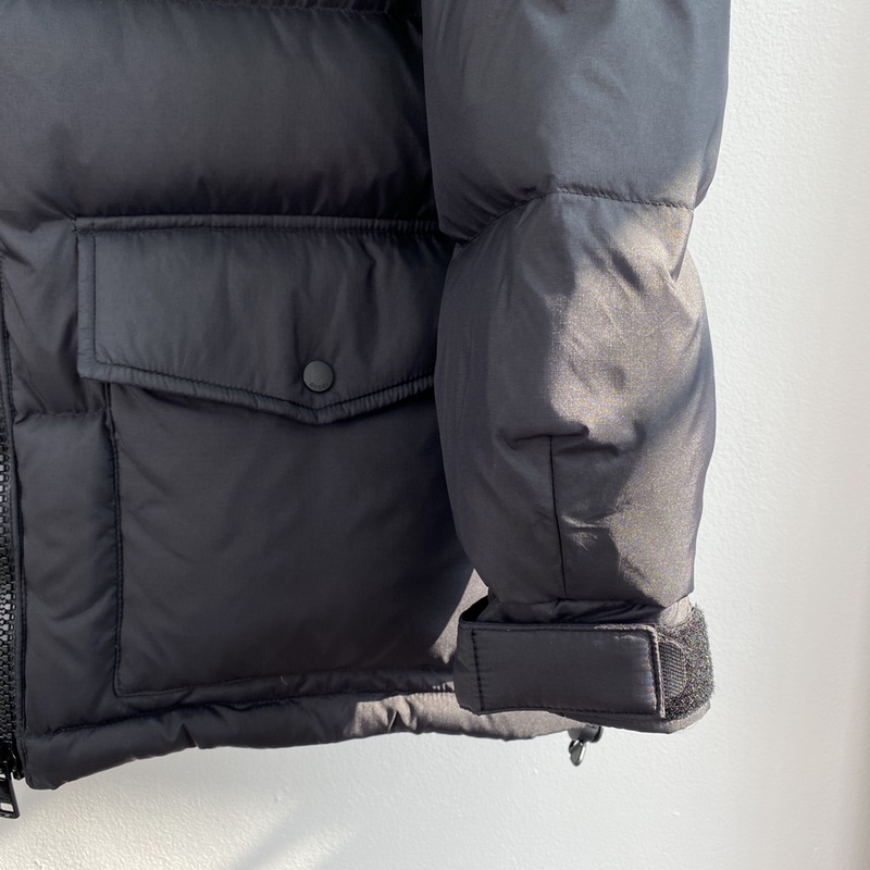 Gucci 新品！石墨黑提花羽絨服 黑色格子布尼龍、GG尼龍帆布鑲飾、羽絨填充、