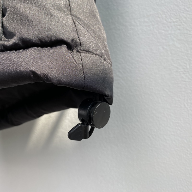 Gucci 新品！石墨黑提花羽絨服 黑色格子布尼龍、GG尼龍帆布鑲飾、羽絨填充、