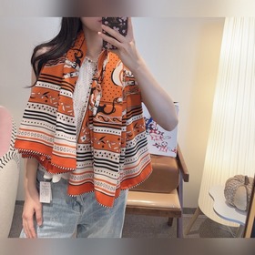 H雙面同色絲絨，尺寸：135 135cm材質：30真絲70羊絨 愛馬仕的 亞馬遜