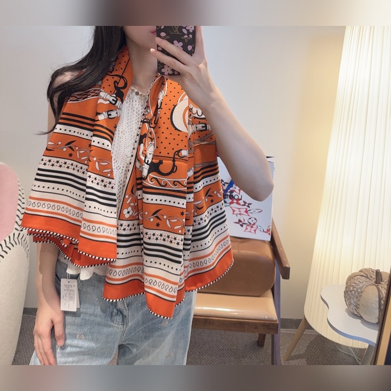 H雙面同色絲絨，尺寸：135 135cm材質：30真絲70羊絨 愛馬仕的 亞馬遜